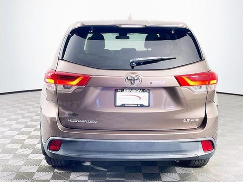 Used 2017 Toyota Highlander Plus AWD/4WD image 7