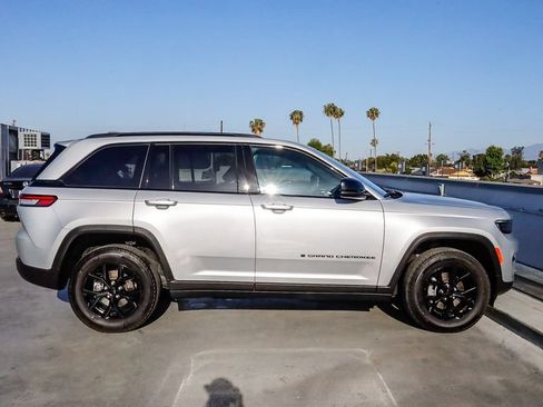 Used 2025 Jeep Grand Cherokee Altitude AWD/4WD image 13