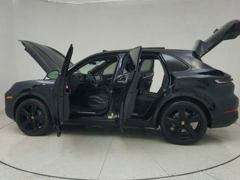 Used 2025 Porsche Cayenne w/ Premium Package image 75