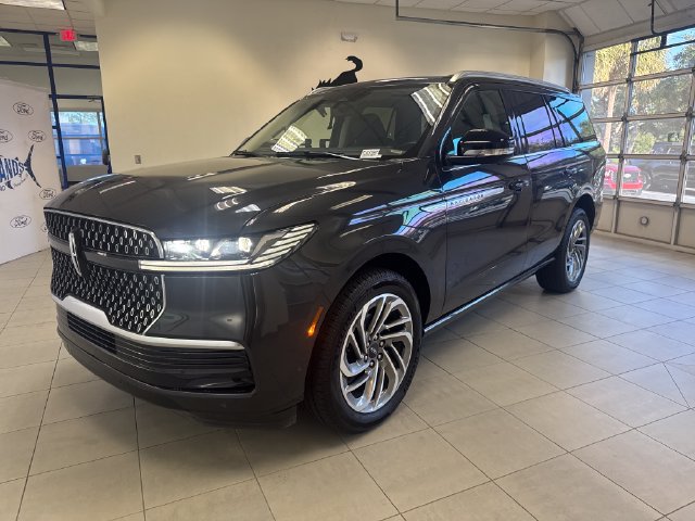 Used 2025 Lincoln Navigator Reserve AWD/4WD image 3