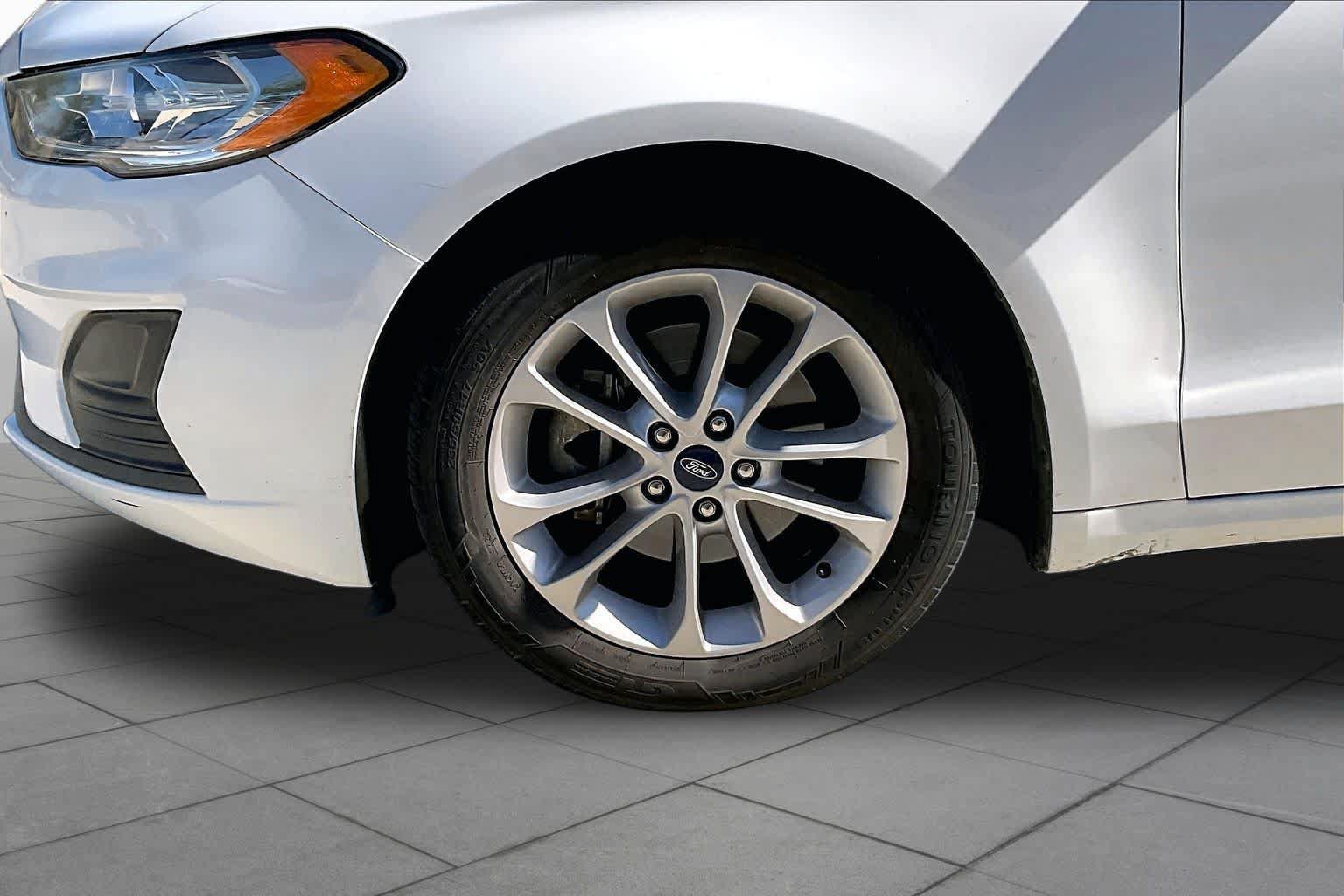 Used 2020 Ford Fusion SE FWD image 11