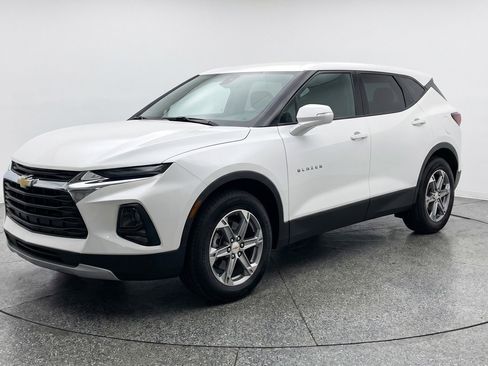 Used 2025 Chevrolet Blazer LT FWD image 3