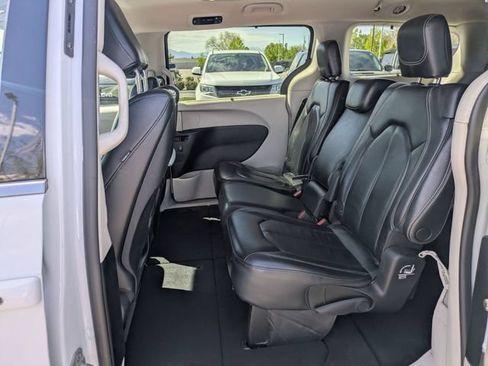 Used 2022 Chrysler Pacifica Touring-L w/ Uconnect Theater Family Group FWD image 25
