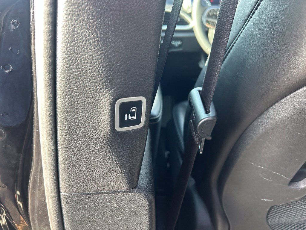 Used 2025 Chrysler Pacifica Select FWD image 9