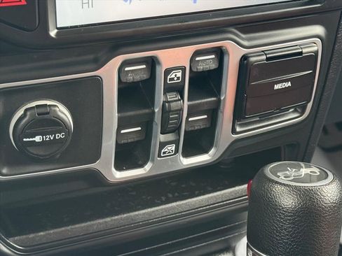 Used 2018 Jeep Wrangler Unlimited Sahara w/ Cold Weather Group image 19