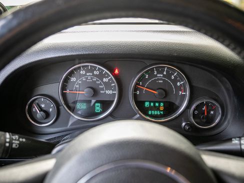 Used 2012 Jeep Wrangler Unlimited Rubicon w/ Connectivity Group image 31