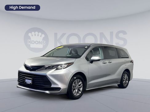 Used 2023 Toyota Sienna LE image 1