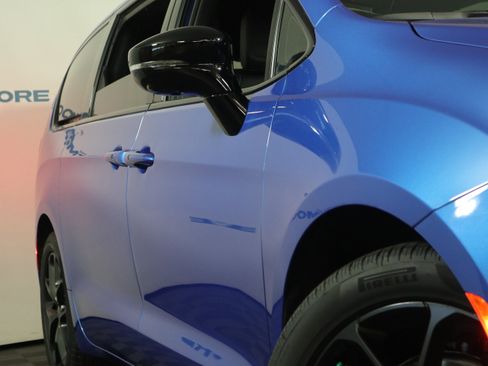 New 2026 Chrysler Pacifica Limited image 3