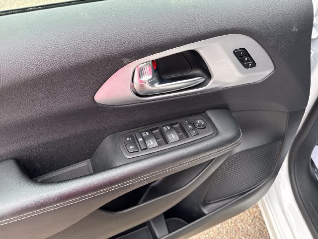 Used 2025 Chrysler Pacifica Limited FWD image 11