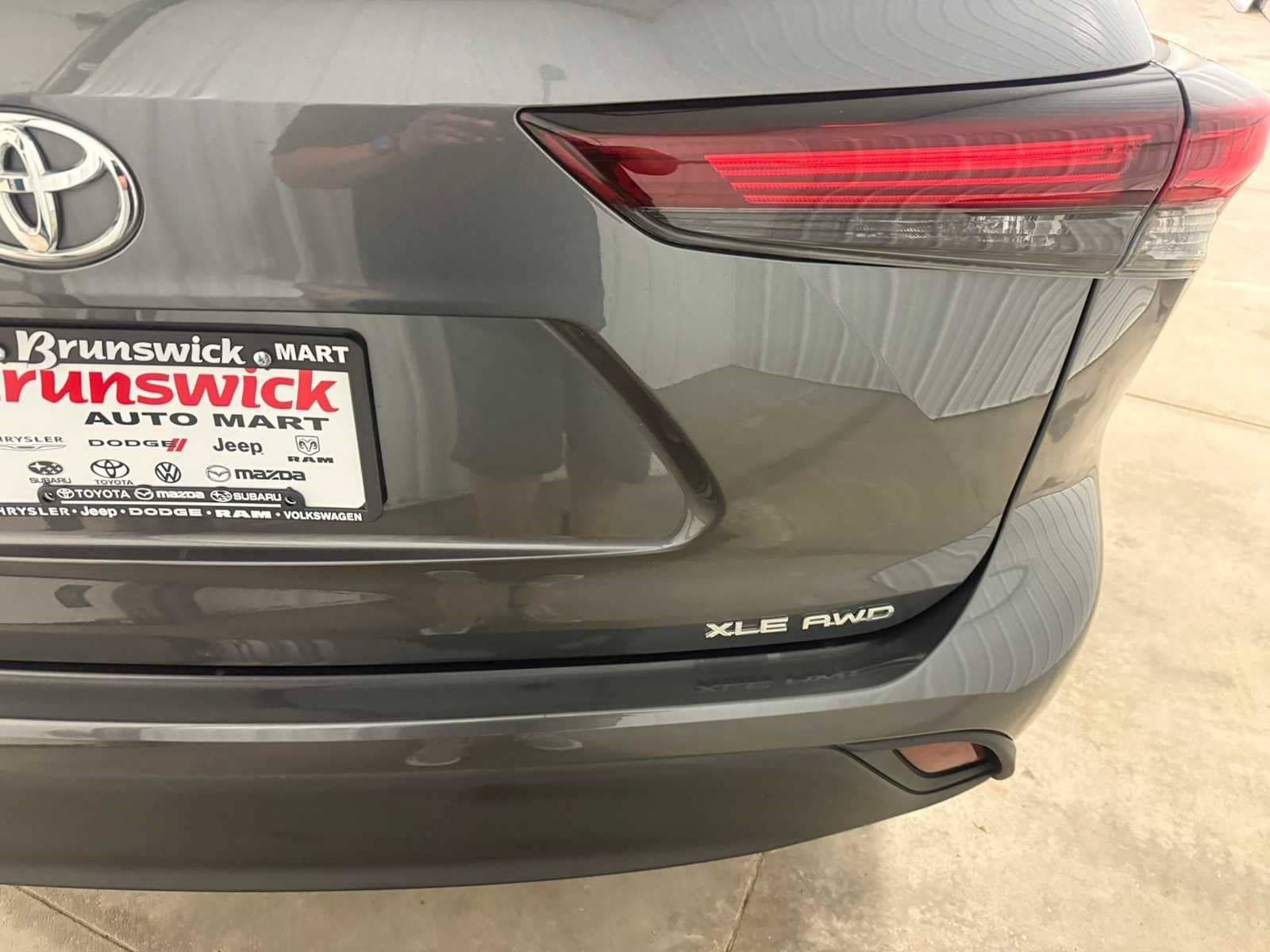 Used 2024 Toyota Highlander XLE AWD/4WD image 18