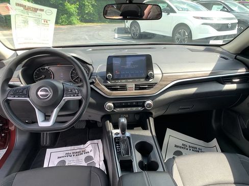 Used 2025 Nissan Altima 2.5 SV FWD image 22