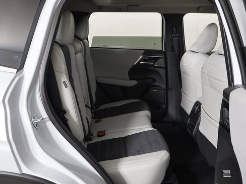 New 2025 Mitsubishi Outlander SE image 32