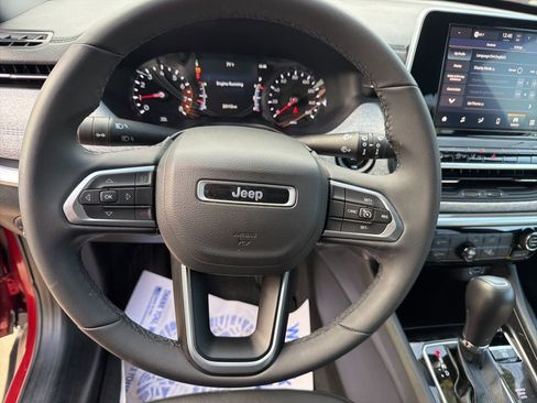 Used 2025 Jeep Compass Latitude AWD/4WD image 19