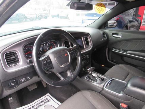 Used 2019 Dodge Charger SXT image 10