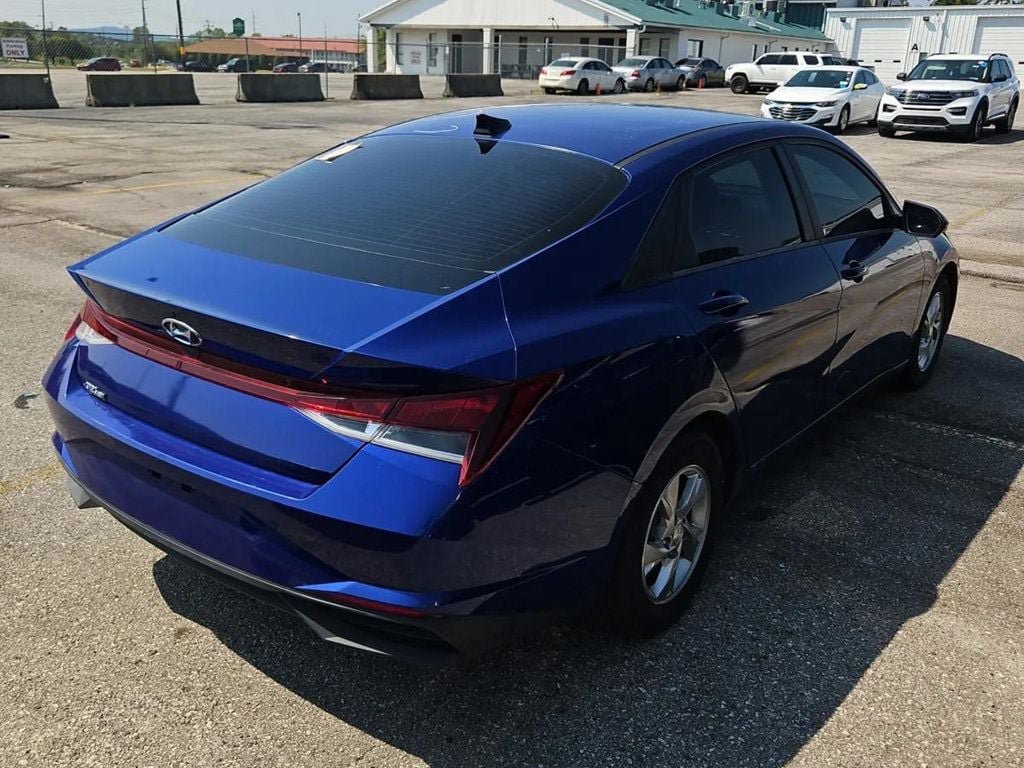 Used 2021 Hyundai Elantra SE FWD image 2