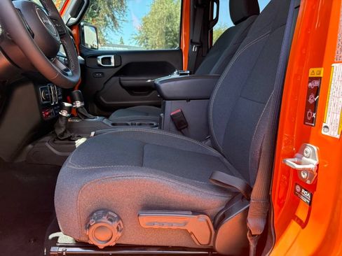 Certified 2025 Jeep Gladiator Sport AWD/4WD image 8