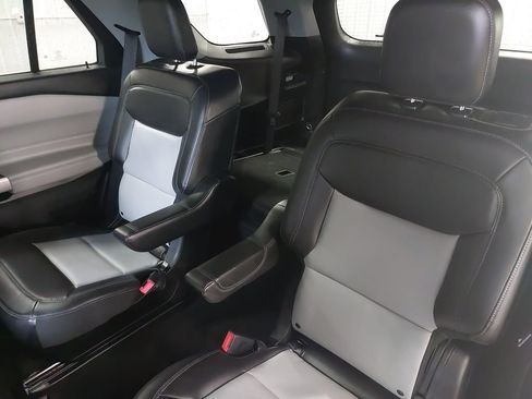 Used 2022 Ford Explorer XLT w/ Equipment Group 202A AWD/4WD image 15