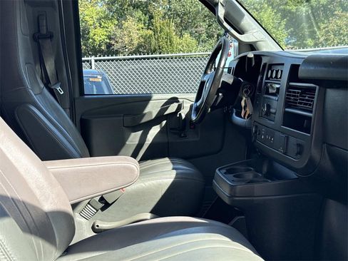 Used 2017 Chevrolet Express 3500 image 7