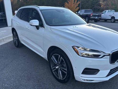Used 2019 Volvo XC60 T5 Momentum w/ Multimedia Package image 3