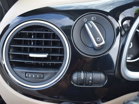 Used 2014 Volkswagen Beetle 1.8T FWD image 40