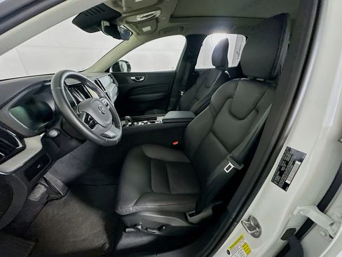Used 2025 Volvo XC60 B5 Plus image 13