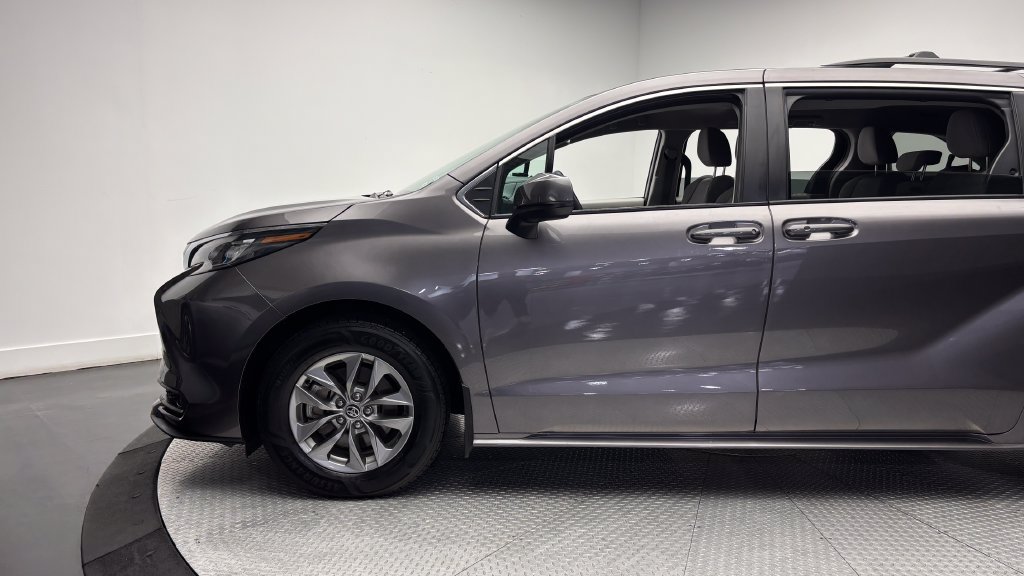 Certified 2024 Toyota Sienna LE FWD image 5