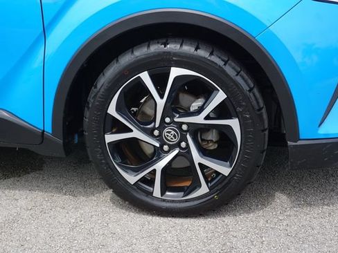 Used 2019 Toyota C-HR XLE FWD image 17