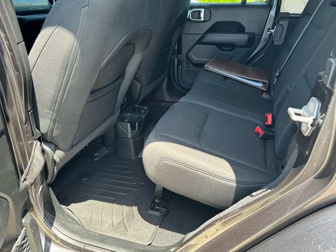 Used 2019 Jeep Wrangler Unlimited Sahara image 11