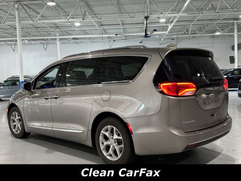 Used 2017 Chrysler Pacifica Touring-L Plus image 2