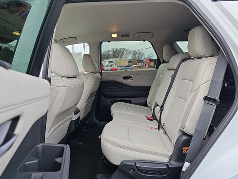 New 2025 Nissan Pathfinder SL image 6