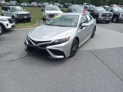 Used 2022 Toyota Camry SE FWD image 3