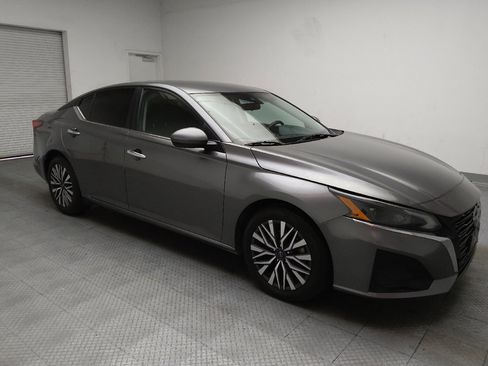 Used 2023 Nissan Altima 2.5 SV FWD image 11