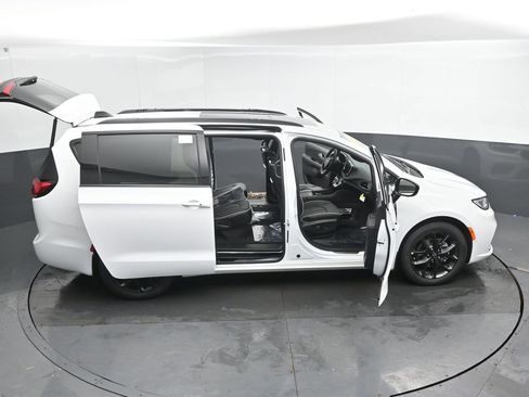 New 2026 Chrysler Pacifica Limited FWD image 46