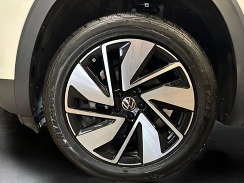 Used 2025 Volkswagen Atlas SE AWD/4WD image 44