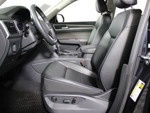 Used 2023 Volkswagen Atlas SE w/ Panoramic Sunroof Package image 9