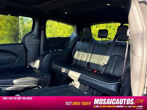 Used 2025 Chrysler Pacifica Limited FWD image 7
