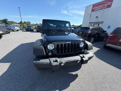 Used 2018 Jeep Wrangler Unlimited Sport w/ Connectivity Group AWD/4WD image 7