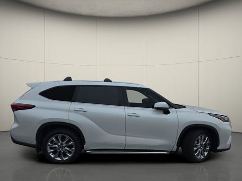 Used 2023 Toyota Highlander Limited image 10