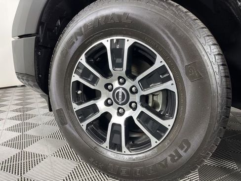 Used 2024 Nissan Titan SV w/ SV Convenience Package image 12