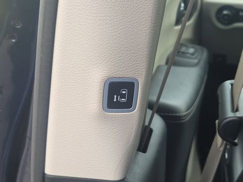 Used 2023 Chrysler Pacifica Touring-L FWD image 24