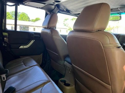 Used 2017 Jeep Wrangler Unlimited Sahara w/ Connectivity Group AWD/4WD image 16