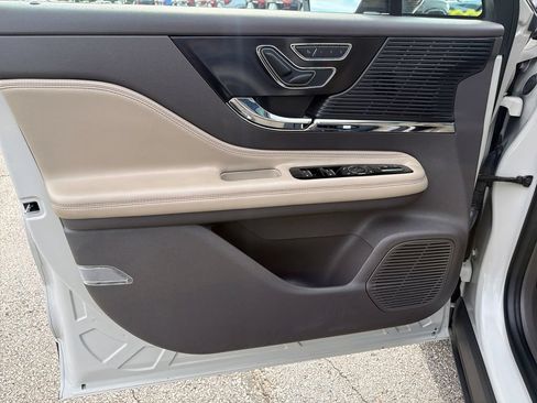 Used 2020 Lincoln Corsair FWD w/ Premium Package image 11