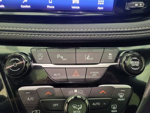 Used 2024 Chrysler Pacifica Touring-L w/ S Appearance Package image 9