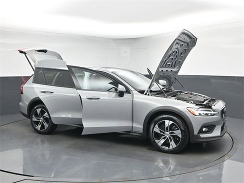 Used 2024 Volvo V60 B5 Cross Country Plus image 51
