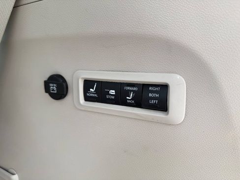 Used 2020 Chrysler Pacifica Limited FWD image 28