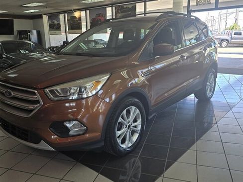 Used 2017 Ford Escape SE w/ Equipment Group 201A FWD image 2