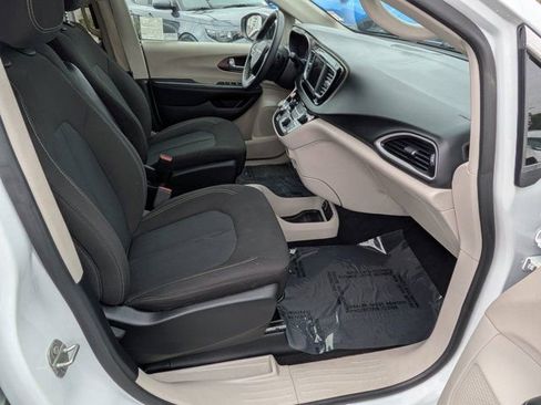 Used 2023 Chrysler Voyager LX FWD image 5