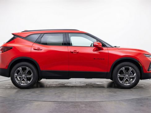 Used 2025 Chevrolet Blazer LT FWD image 11