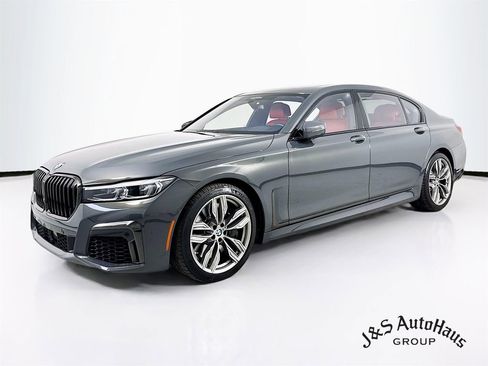 Used 2022 BMW M760i xDrive M760i w/ Luxury Rear Seating Package image 3