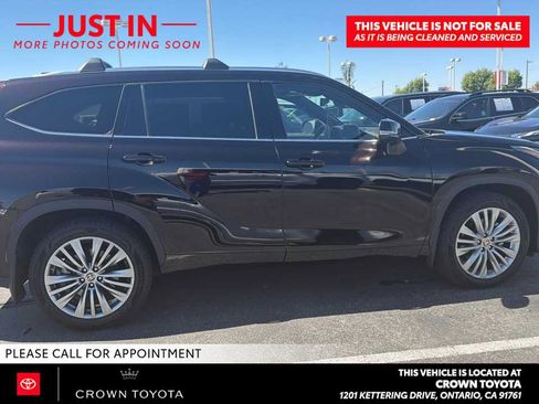 Used 2022 Toyota Highlander Platinum FWD image 3